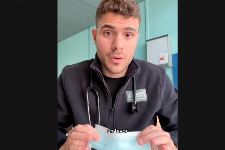 Víctor Espuig, médico de familia, sostiene una mascarilla quirúrgica.