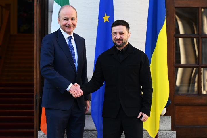 Zelenski da la mano al primer ministro de Irlanda, Michael Martin, durante su primera viista oficial al país