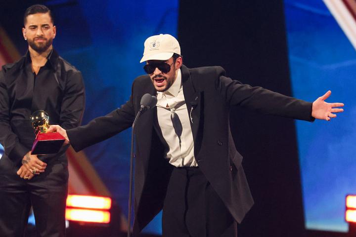 Bad Bunny recibe el Latin Grammy al Álbum del Año por 'DeBÍ TiRAR Más FOTOS'.