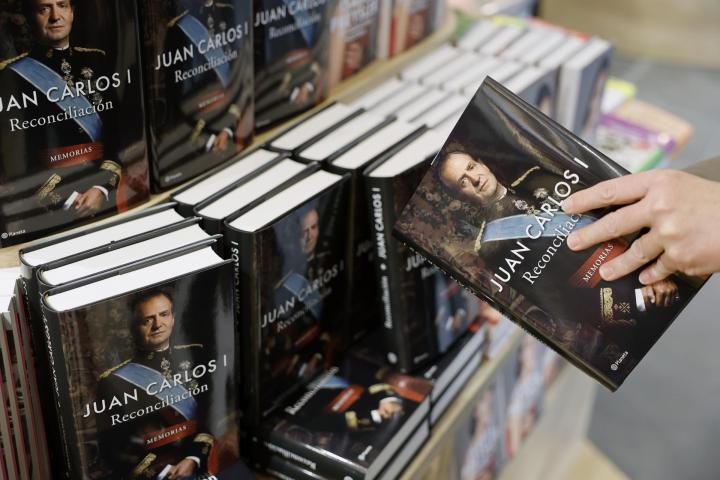 El libro de memorias del rey Juan Carlos I, padre de Felipe VI, titulado 'Reconciliación', llega este miércoles a las librerías en español.