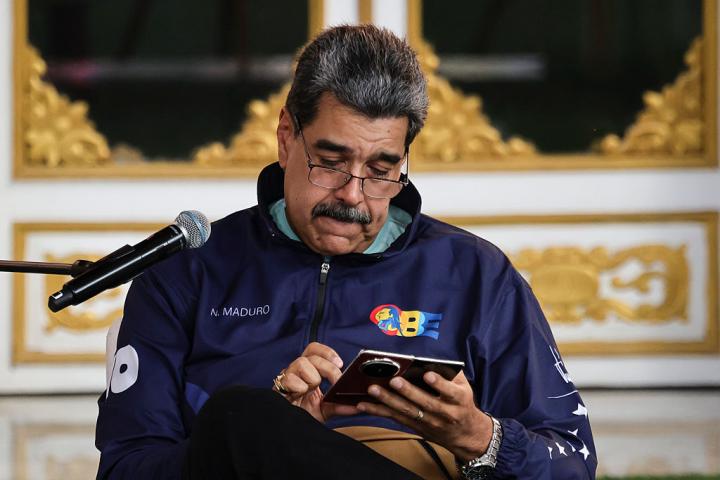 El presidente de Venezuela, Nicolás Maduro, mira su teléefono durante una marcha por el Día del Estudiante, el 21 de noviembre de 2025, en el Palacio de Miraflores, en Caracas.