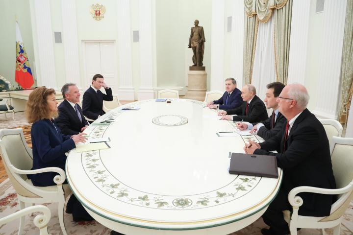 El presidente ruso, Vladímir Putin, con los negociadores de EEUU, Steve Witkoff y Jared Kushner, reunidos en el Kremlin, en Moscú, el 2 de diciembre de 2025.