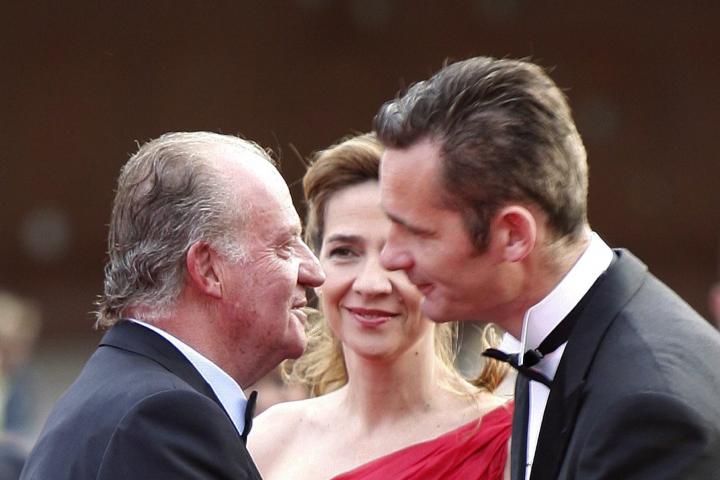 El rey Juan Carlos e Iñaki Urdangarin se saludan en presencia de la infanta Cristina