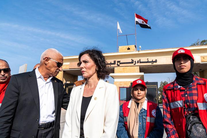 Hadja Lahbib, comisaria europea de Igualdad, Preparación y Gestión de Crisis, visita el lado egipcio del cruce de Rafah con Gaza, el 28 de noviembre de 2025.