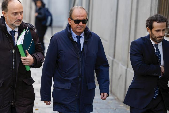- Justo Vicente Pelegrini (c), exdirector de Construcción de Acciona en España, a su llegada este miércoles al Tribunal Supremo (TS)