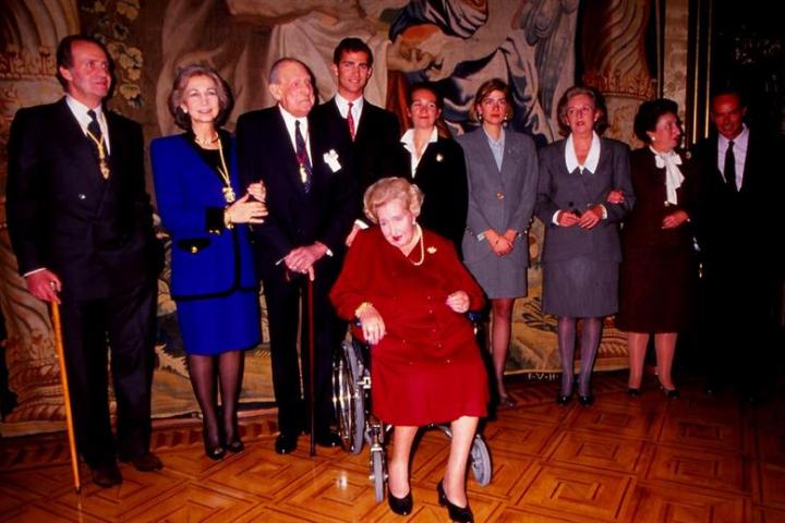 Los condes de Barcelona con sus hijos, su nuera, su yerno y tres de sus nietos