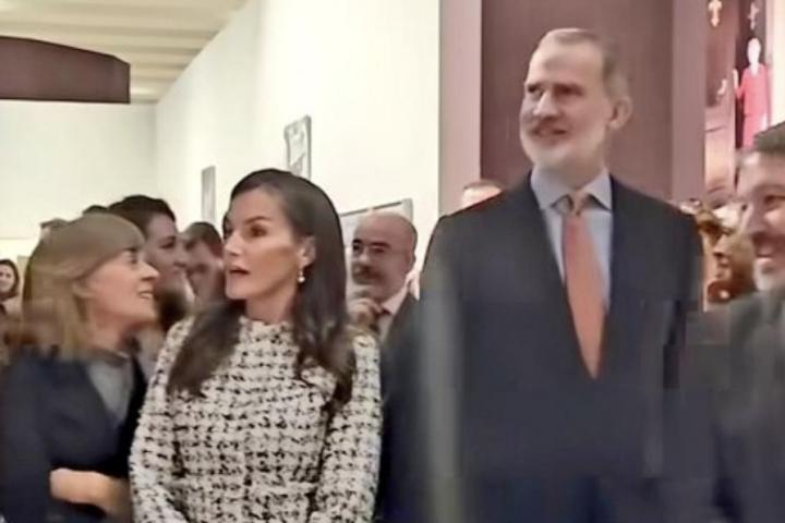 Los reyes de España  en la exposición de Victoria Eugenia