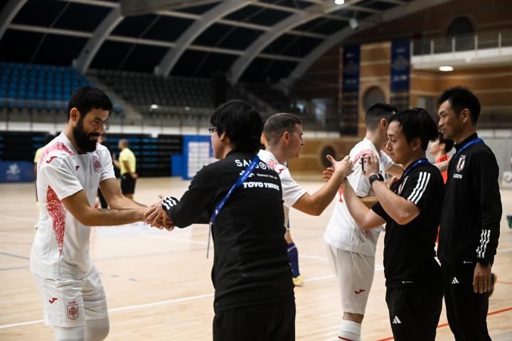 Saludo entre las selecciones de España y Japón el primer día