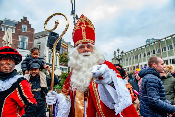 San Nicolás y su ayudante, Peter, paseando por la ciudad neerlandesa de Nimega, el 14 de noviembre de 2024.