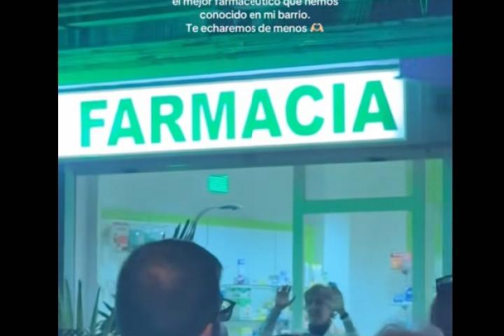 Un farmacéutico de Hortaleza agradece la despedida de los vecinos tras despedirse de su farmacia