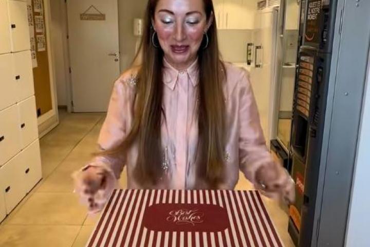 Una trabajadora de Inditex abre su cesta de Navidad