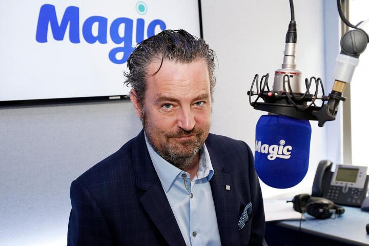 El actor Matthew Perry posa antes de conceder una entrevista a Magic Radio, el 1 de abril de 2015, en Londres.