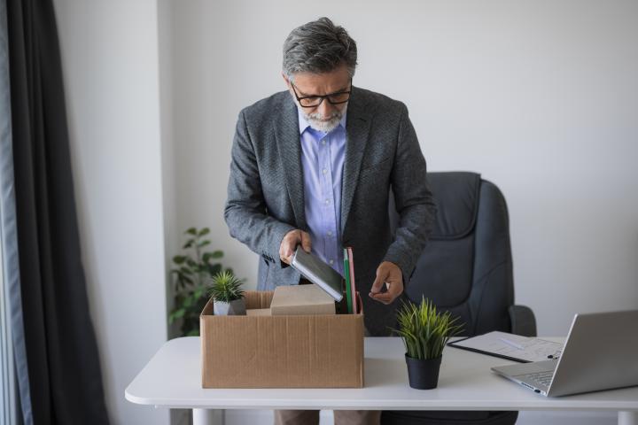 Trabajador recogiendo sus pertenencias en la oficina