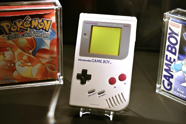 alt="alt="Una Game Boy con el juego de Pokemon""