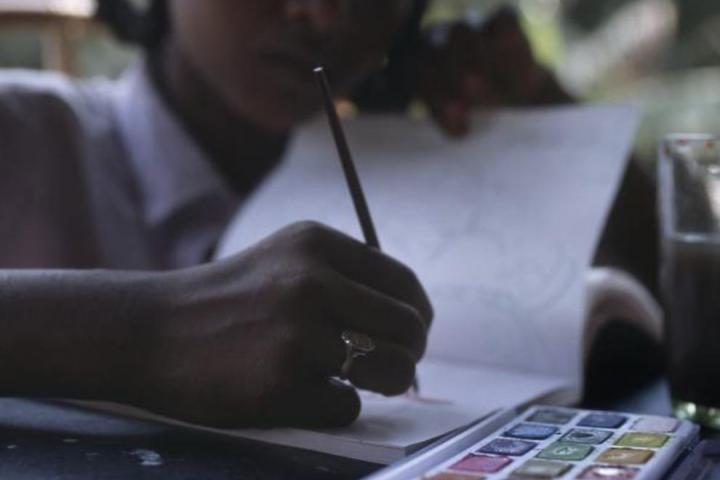 Una mujer dibujando en su cuaderno