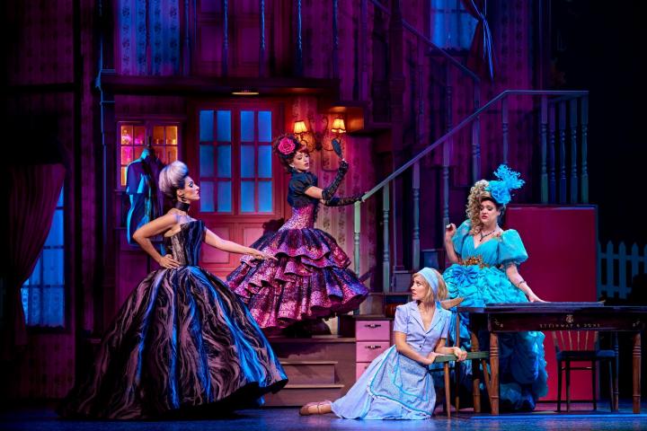 Cenicienta con su madrastra y hermanastras