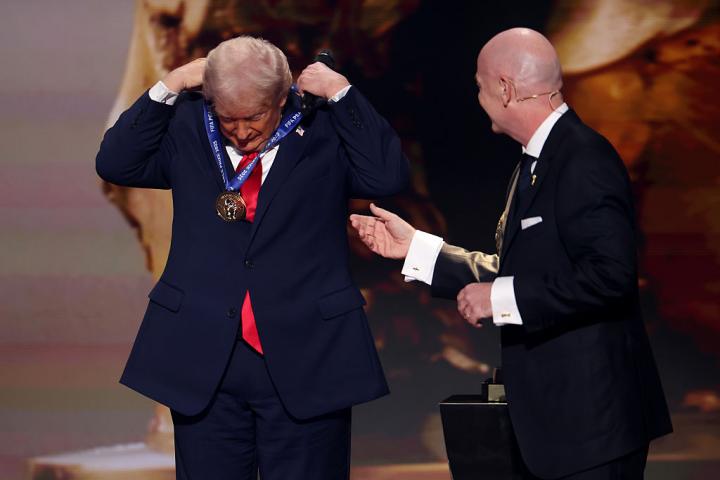 Donald Trump, con su medalla al 'Premio de la Paz' de la FIFA