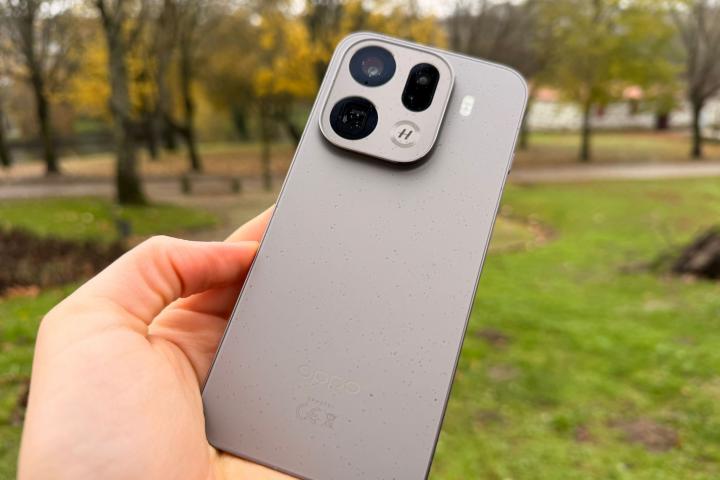 El OPPO Find X9 Pro, en exteriores es casi tan bonito como en interiores.