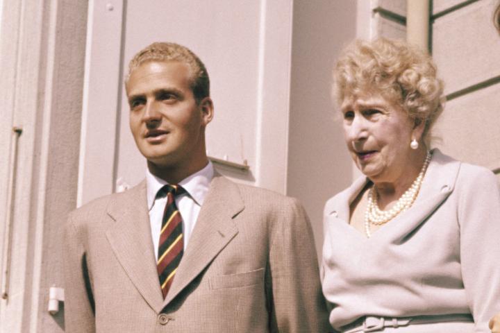 El rey Juan Carlos y su abuela, la reina Victoria Eugenia, en el anuncio del compromiso de Juan Carlos y Sofía en 1961 en Lausanne.