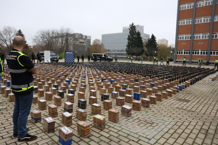 Imagen de archivo de todos los fardos de droga incautados en el marco de una operación contra el narcotráfico en Vigo y València, en 2023, y reunida y expuesta en Canillas (Madrid).