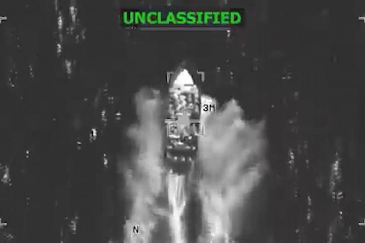 Instante en el que EEUU bombardea un presunta narcolancha en el Pacífico.