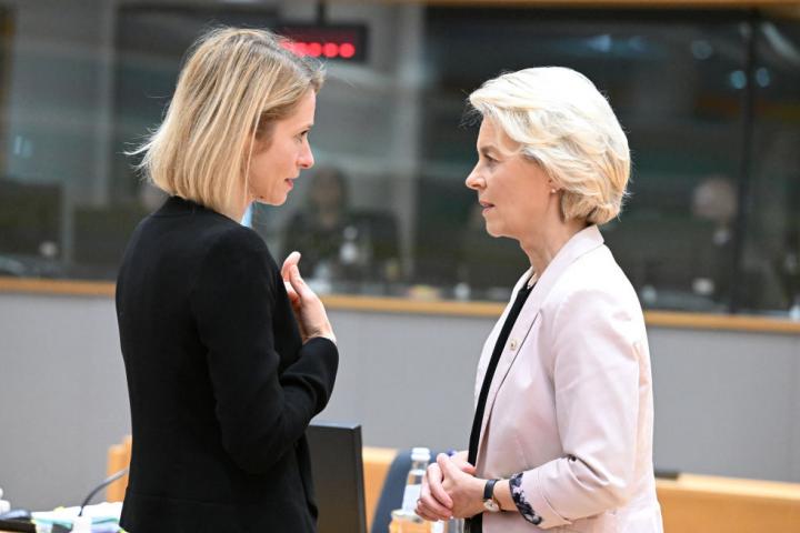 Kaja Kallas y Ursula von der Leyen conversan el 26 de octubre de 2023 en Bruselas, antes de un Consejo europeo centrado en Oriente Medio.