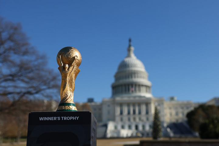 La Copa del Mundo, fotografiada frente al Capitolio en Washington D.C. en la previa del sorteo.