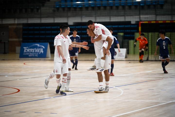 La selección celebra uno de los goles de Said a Japón