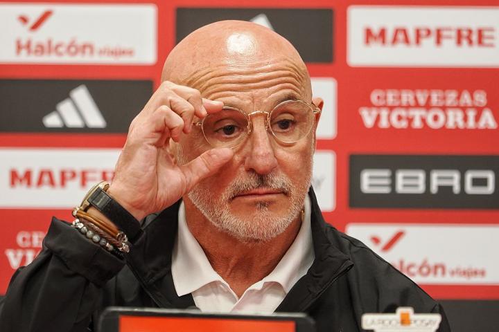 Luis de la Fuente se ajusta las gafas en una rueda de prensa