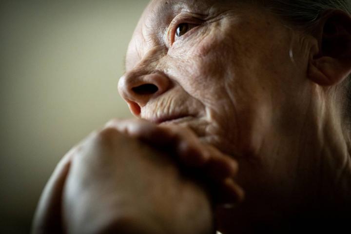 Mujer mayor sentada sola en silencio