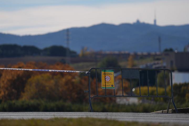 Valla para cortar el paso a las zonas restringidas por la cuarentena ante la peste porcina africana