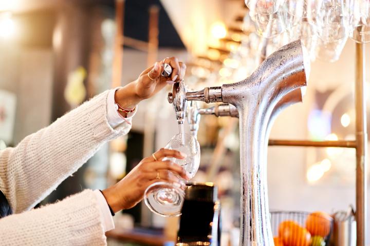Imagen de archivo de una persona tirando una cerveza.