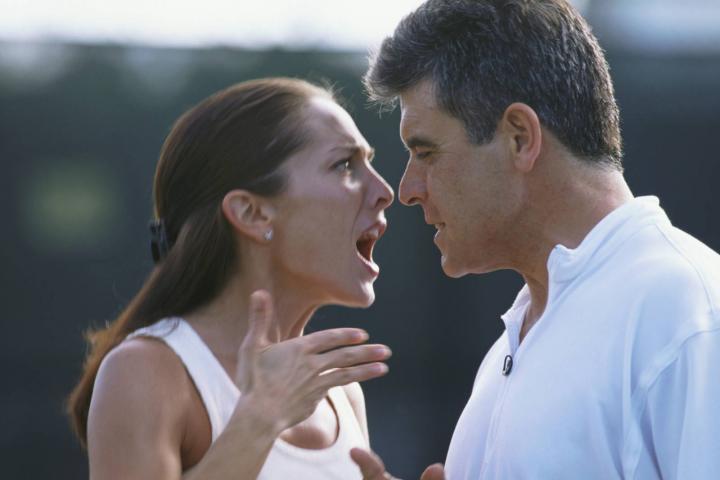 Pareja en el climax de su discusión