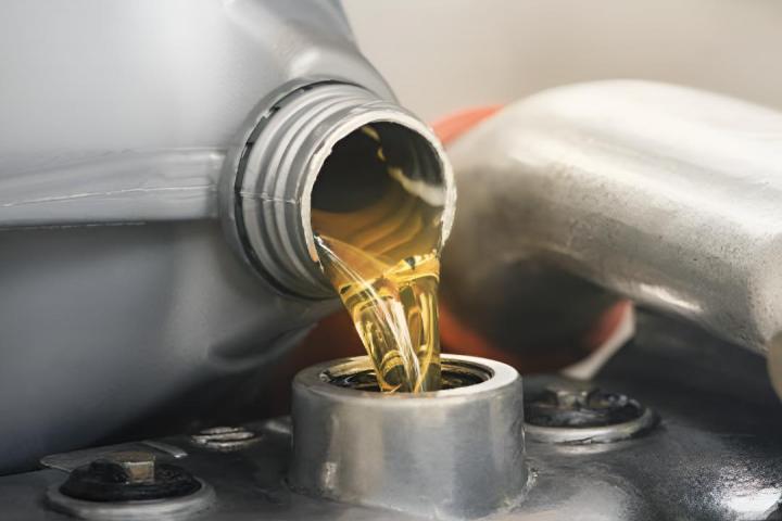 Una garrafa de petróleo vertiéndose sobre otro recipiente