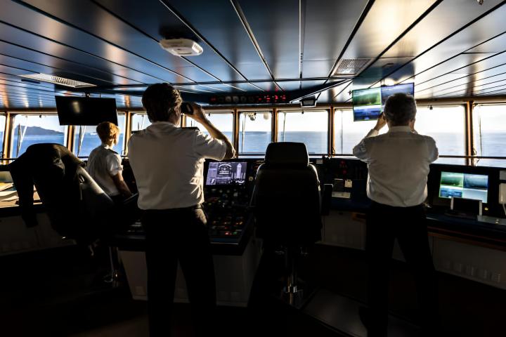 Varios capitanes a los mandos de un barco