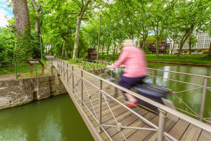 Una jubilada en bicicleta en Toulose, Francia