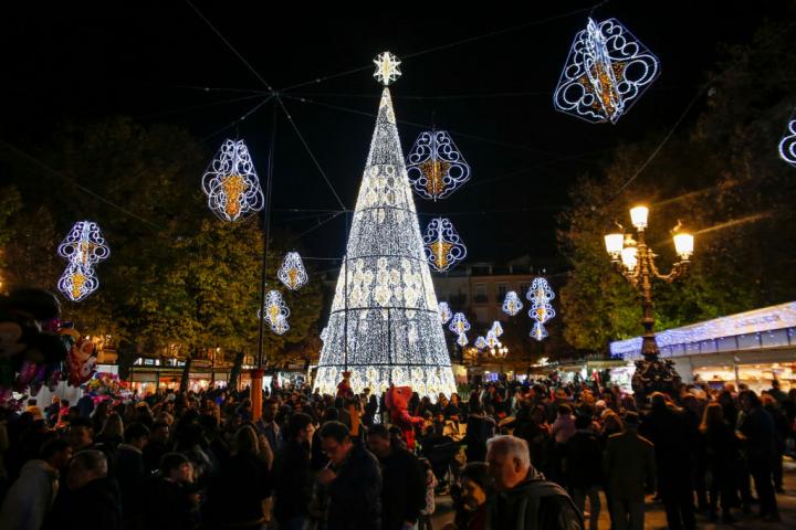 alt="alt="GRANADA, ESPAÑA - 29 DE NOVIEMBRE: Árbol y luces de Navidad el 29 de noviembre de 2019 en Granada, España. (Foto de Alex Camara/Europa Press vía Getty Images) (Foto de Europa Press News/Europa Press vía Getty Images)""