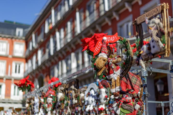 alt="alt="Madrid, España. 3 de diciembre de 2021. Peluches y motivos navideños en el mercado de la Plaza Mayor en fechas previas a la Navidad.""