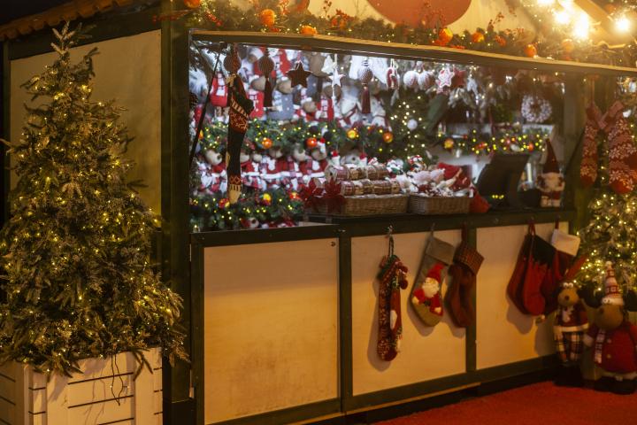 alt="alt="Málaga, Andalucía, España 18 de diciembre de 2023. Decoración navideña cerca de un centro comercial en la ciudad de Málaga.""