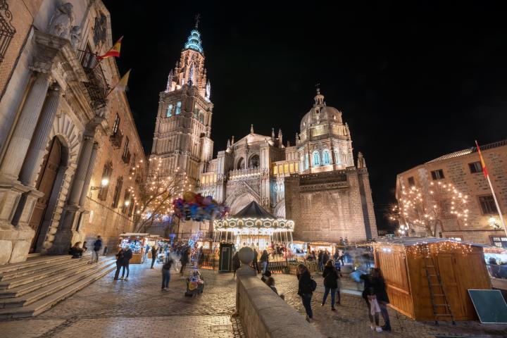 alt="alt="Personas en el Ayuntamiento la plaza en tiempo de Navidad, Catedral de Toledo está en el fondo""