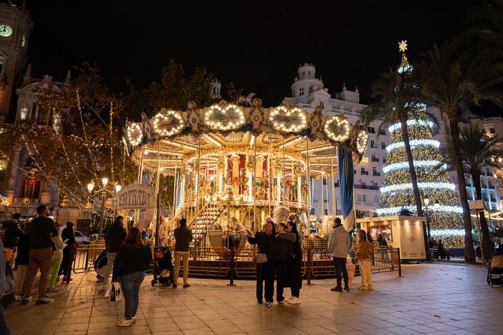 alt="alt="VALENCIA, ESPAÑA - 2 DE DICIEMBRE: Carrusel en la Plaza del Ayuntamiento con adornos navideños el 2 de diciembre de 2025 en Valencia, España. (Foto de Luis Carbonell Carbo/Getty Images)""