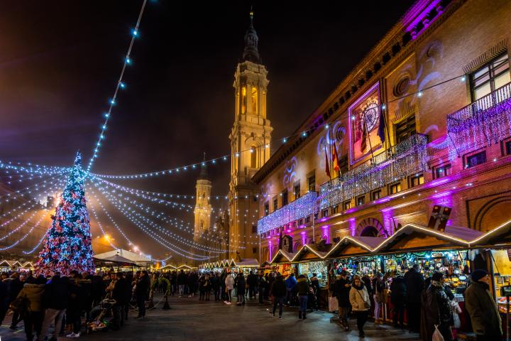 alt="alt="Vista nocturna de la Plaza del Pilar, la plaza principal del centro histórico de Zaragoza, durante la Navidad. Zaragoza, Aragón, España, diciembre de 2018.""