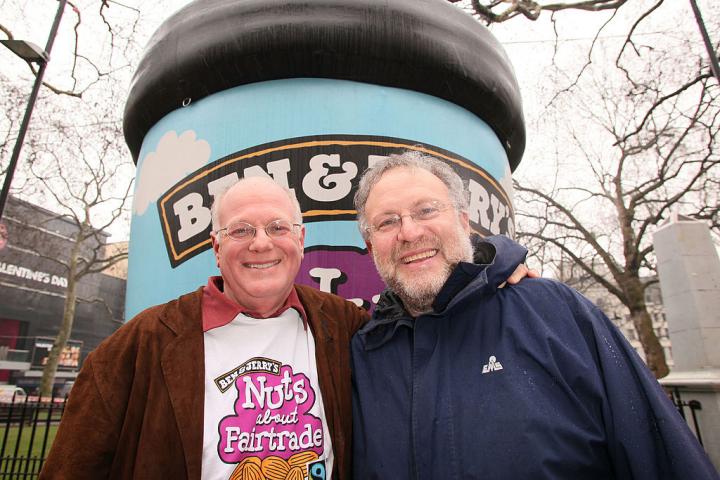 Ben Cohen y Jerry Greenfield, de Ben & Jerry's, tras anunciar que sus helados pasaban a ser 100% de comercio justo, retratados en Londres, en 2010.