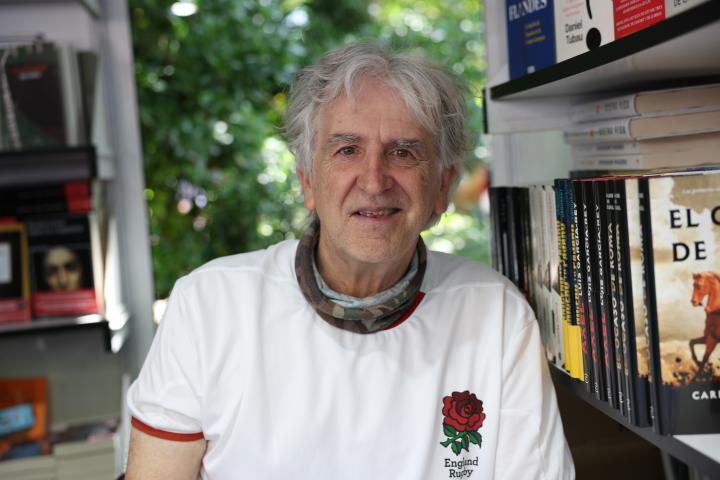 El antropólogo Juan Luis Arsuaga firmando libros en la Casa del Libro.
