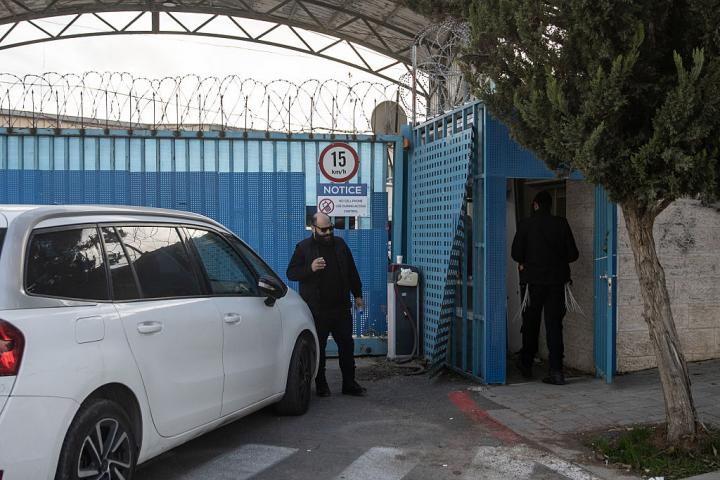 El ejército israelí lleva a cabo una redada en el centro de la UNRWA en Jerusalén oriental, el 8 de diciembre de 2025.