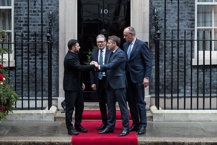 El presidente Zelenski saluda a Keir Starmer, Friederich Merz y Emmanuel Macron