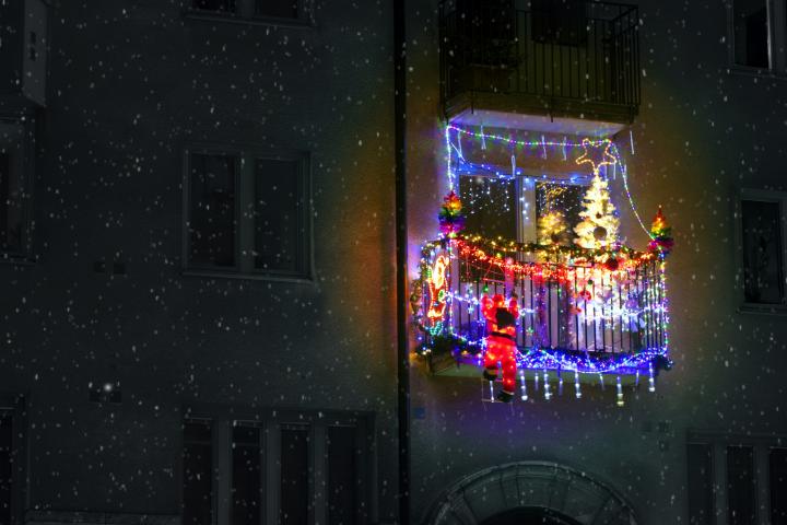 Imagen de archivo de un balcón con luces de Navidad.