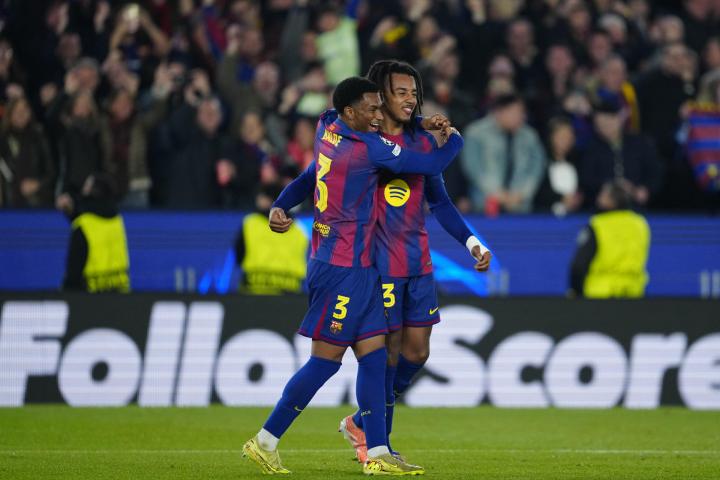 Koundé y Balde celebran uno de los goles al Eintracht Frankfurt