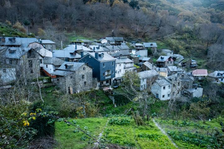 Varias casas en mitad de El Bierzo, en el municipio de Valdueza