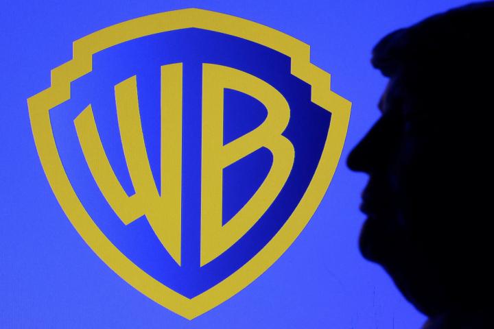 Silueta de Donald Trump frente al logotipo de Warner Bros.